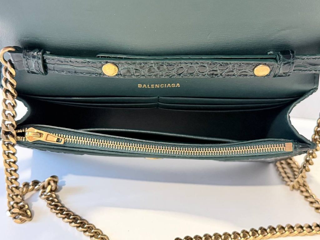 Hourglass Wallet on Chain – Croc-Embossed Green Leather (Pre-Loved)