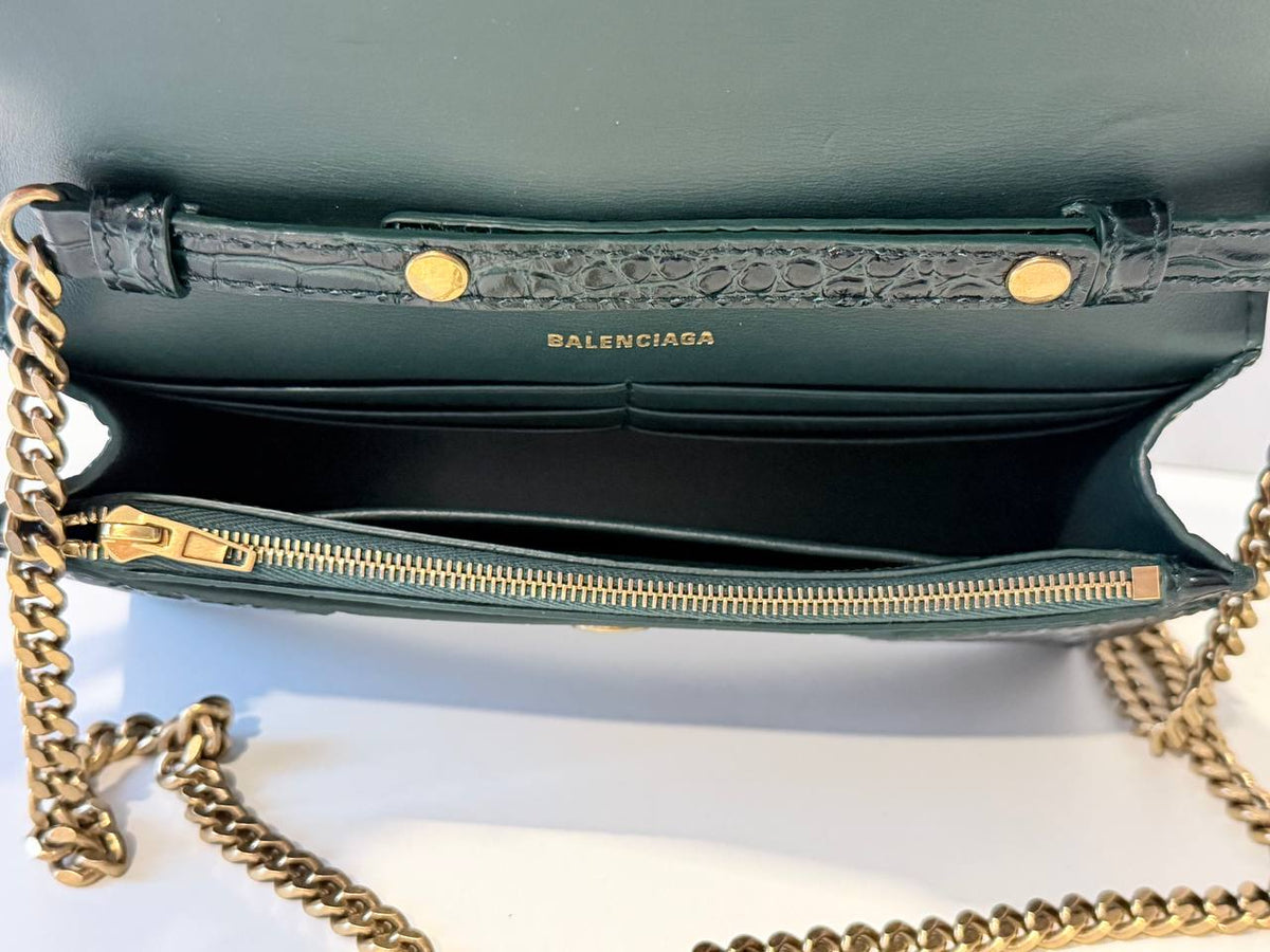 Hourglass Wallet on Chain – Croc-Embossed Green Leather (Pre-Loved)