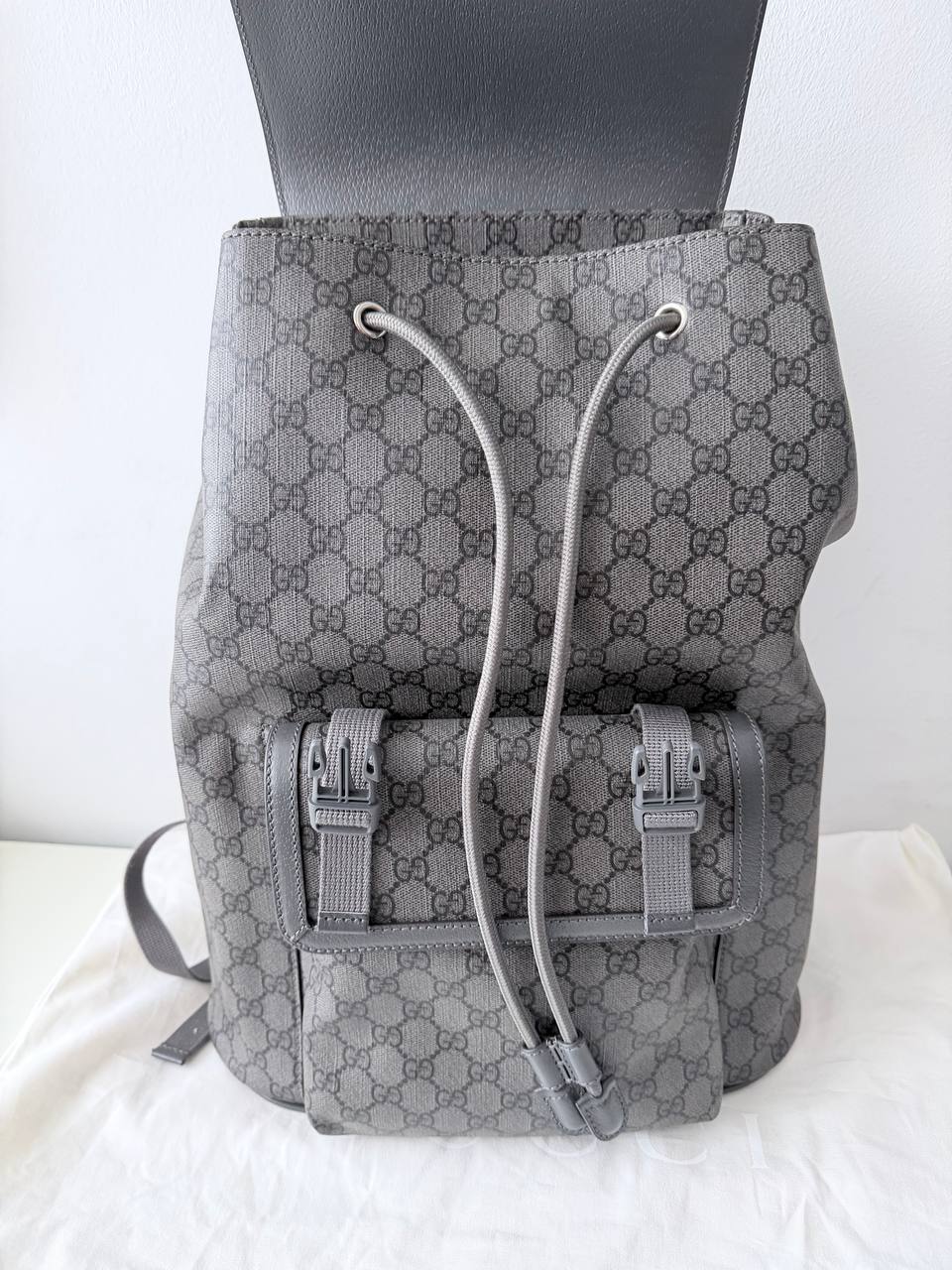 Mochila Ophidia GG Medium en Lona Suprema Gris