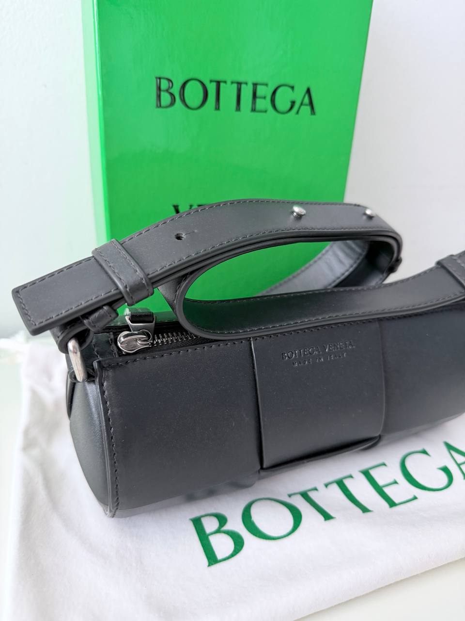 Bolso Cilíndrico Bottega Veneta Cassette en Piel Negra