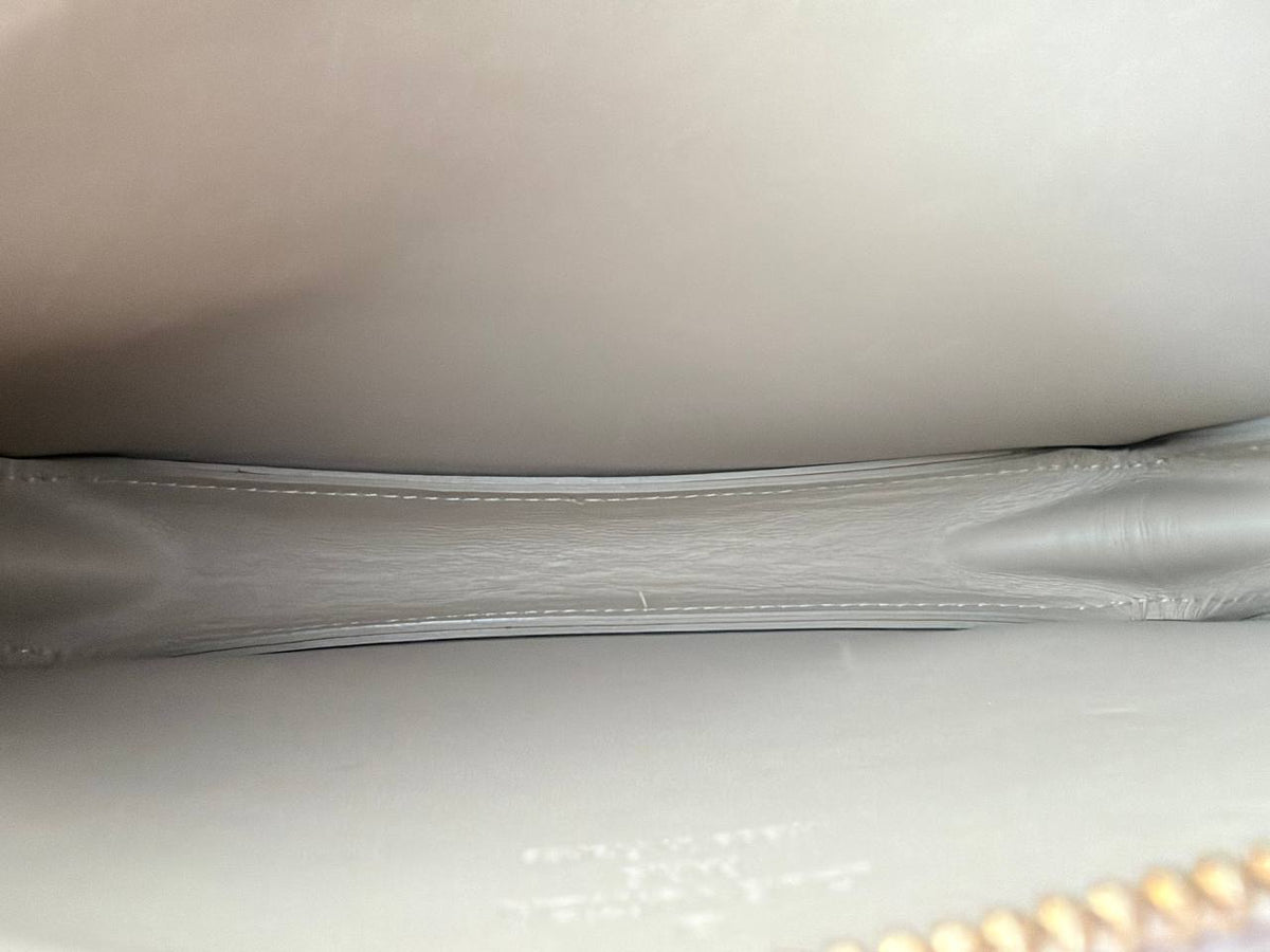 Mini Bolso Louis Vuitton Pochette Accessoires en Piel Monogram Vernis Beige