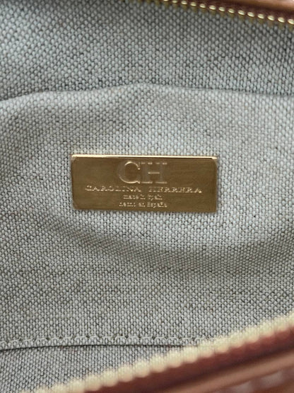 Carolina Herrera Initials Insignia Monogram en Piel Grabada Camel