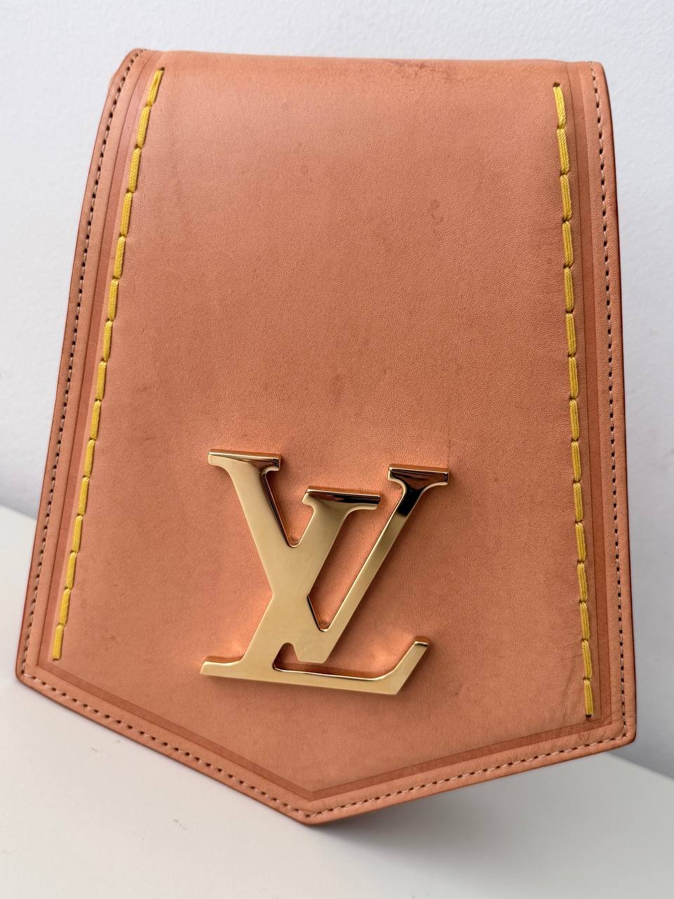 Crossbody Louis Vuitton Volta Fold Me Pouch en Piel Vachetta Natural