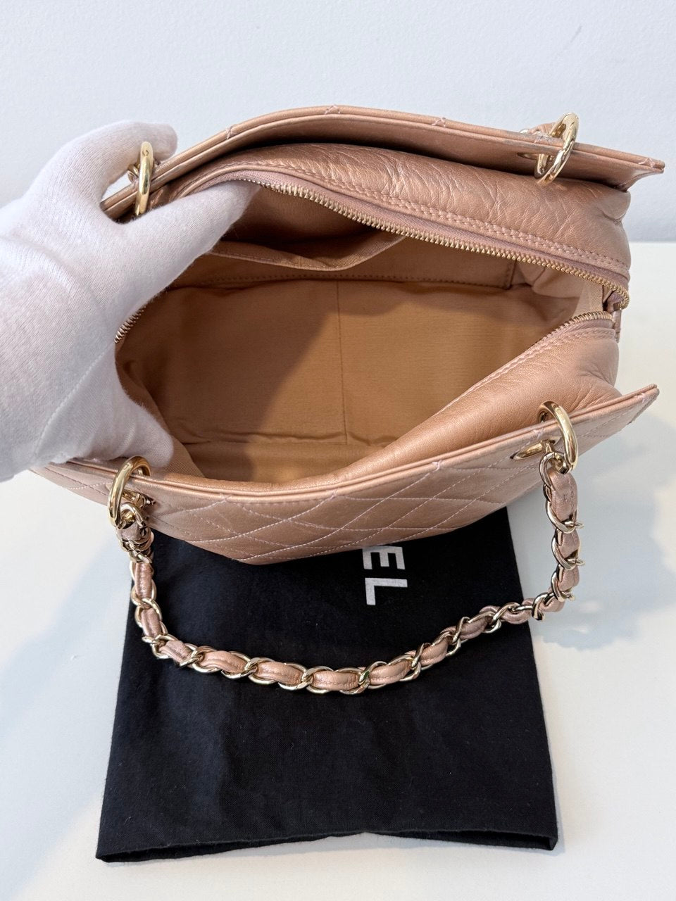 Petite Shopping Tote en piel beige con cadena dorada