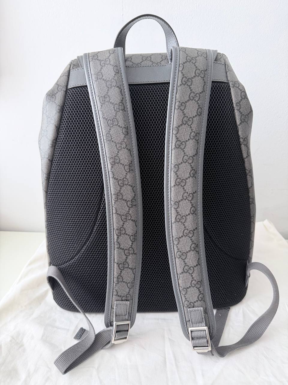 Mochila Ophidia GG Medium en Lona Suprema Gris