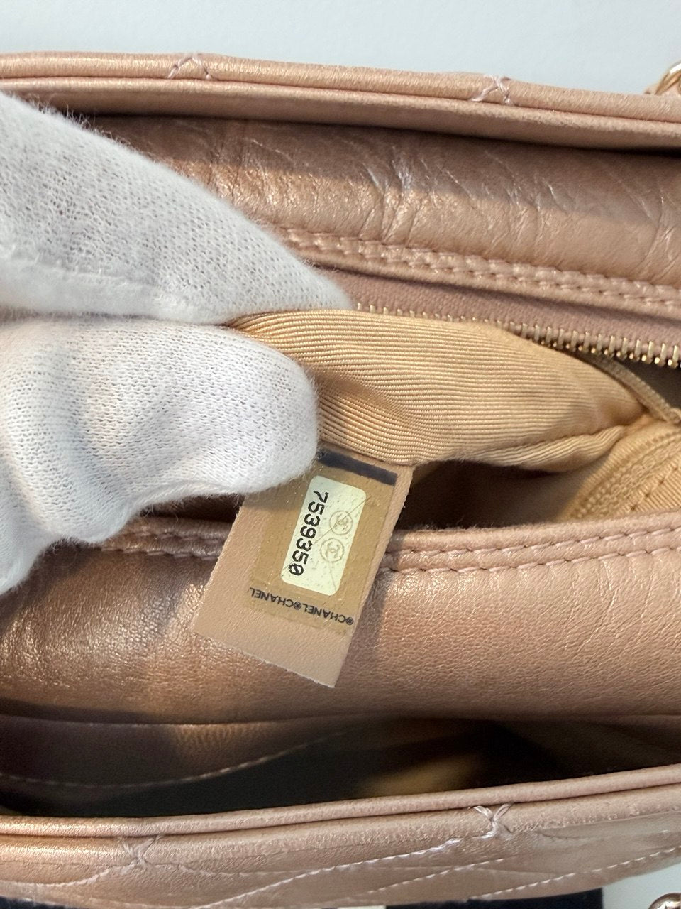 Petite Shopping Tote en piel beige con cadena dorada